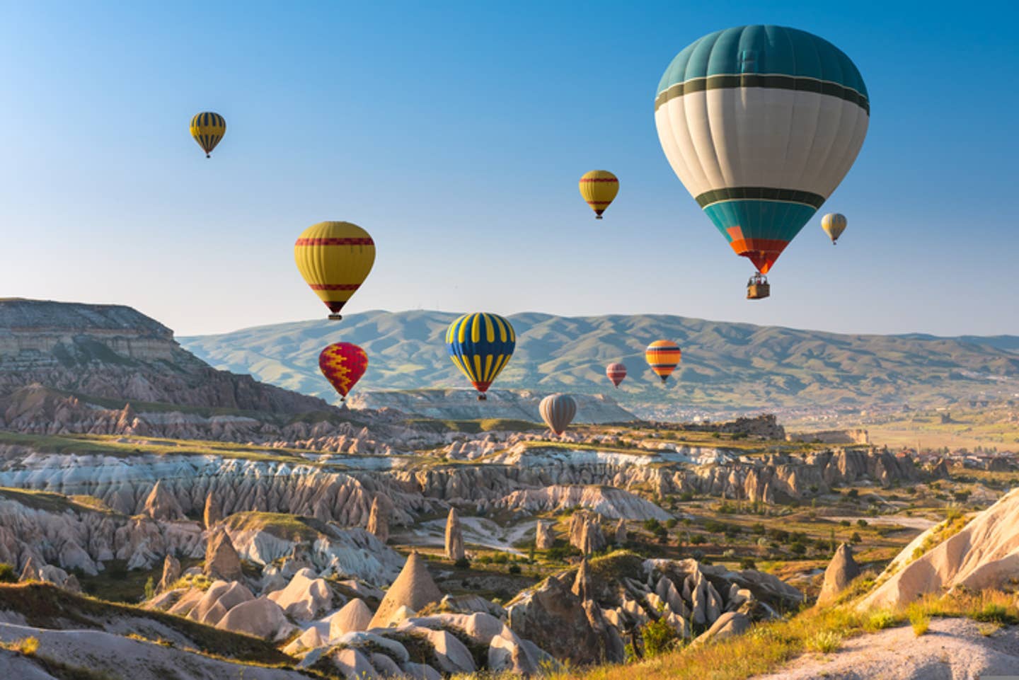 Rundreisen Türkei: Heißluftballons im Himmel über der Felsenlandschaft Kappadokiens Rundreisen Türkei: Heißluftballons im Himmel über der Felsenlandschaft Kappadokiens