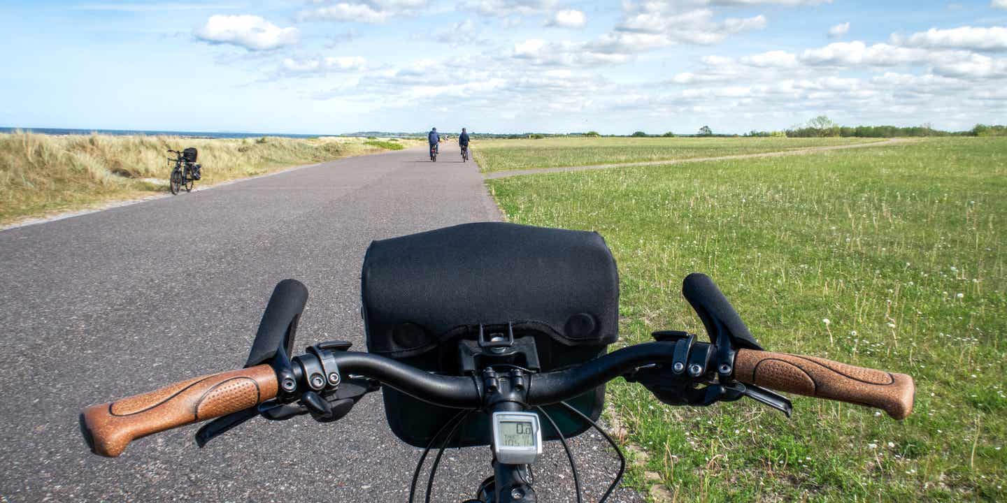 POV-Sicht auf einen Fahrradlenker beim Fahren auf dem Ostseeküstenradweg