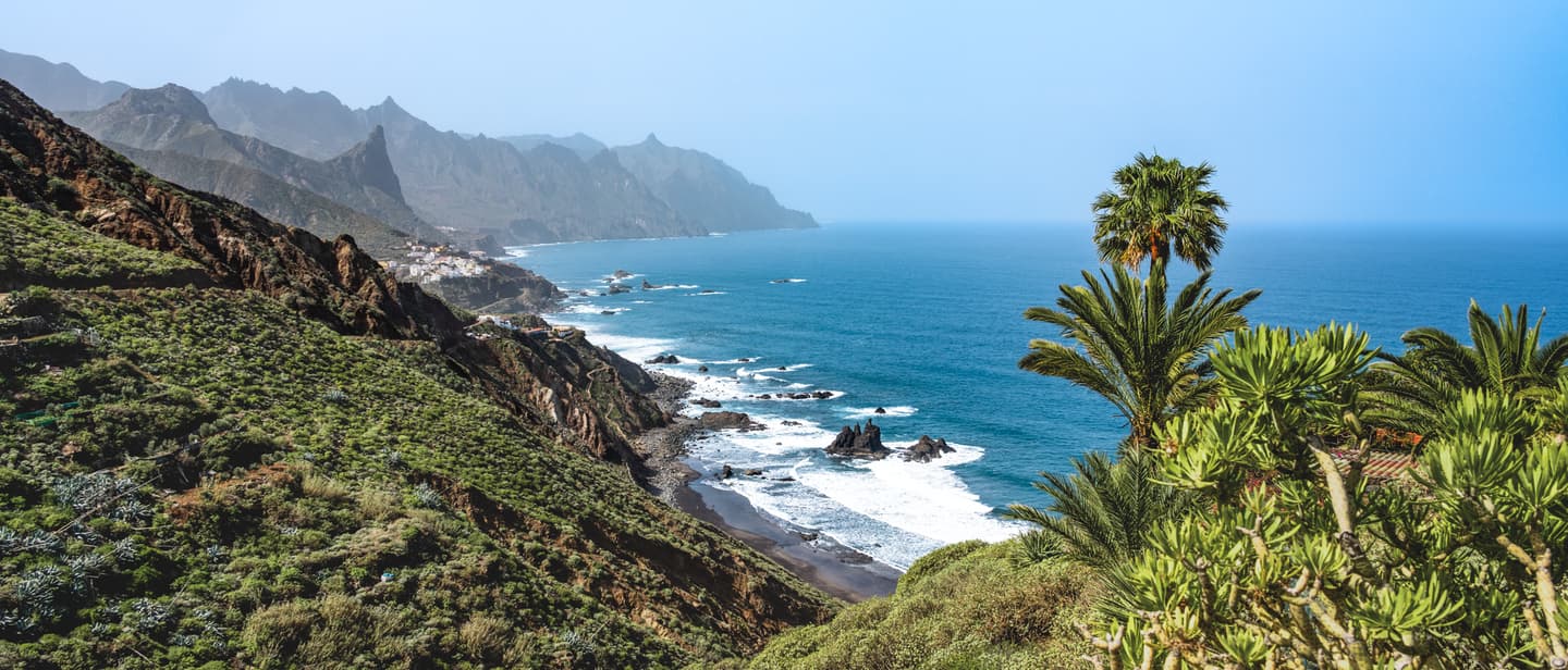 Steilküste auf Teneriffa mit Blick auf Atlantik, Felsen und grüne Vegetation entlang der abgelegenen Küste