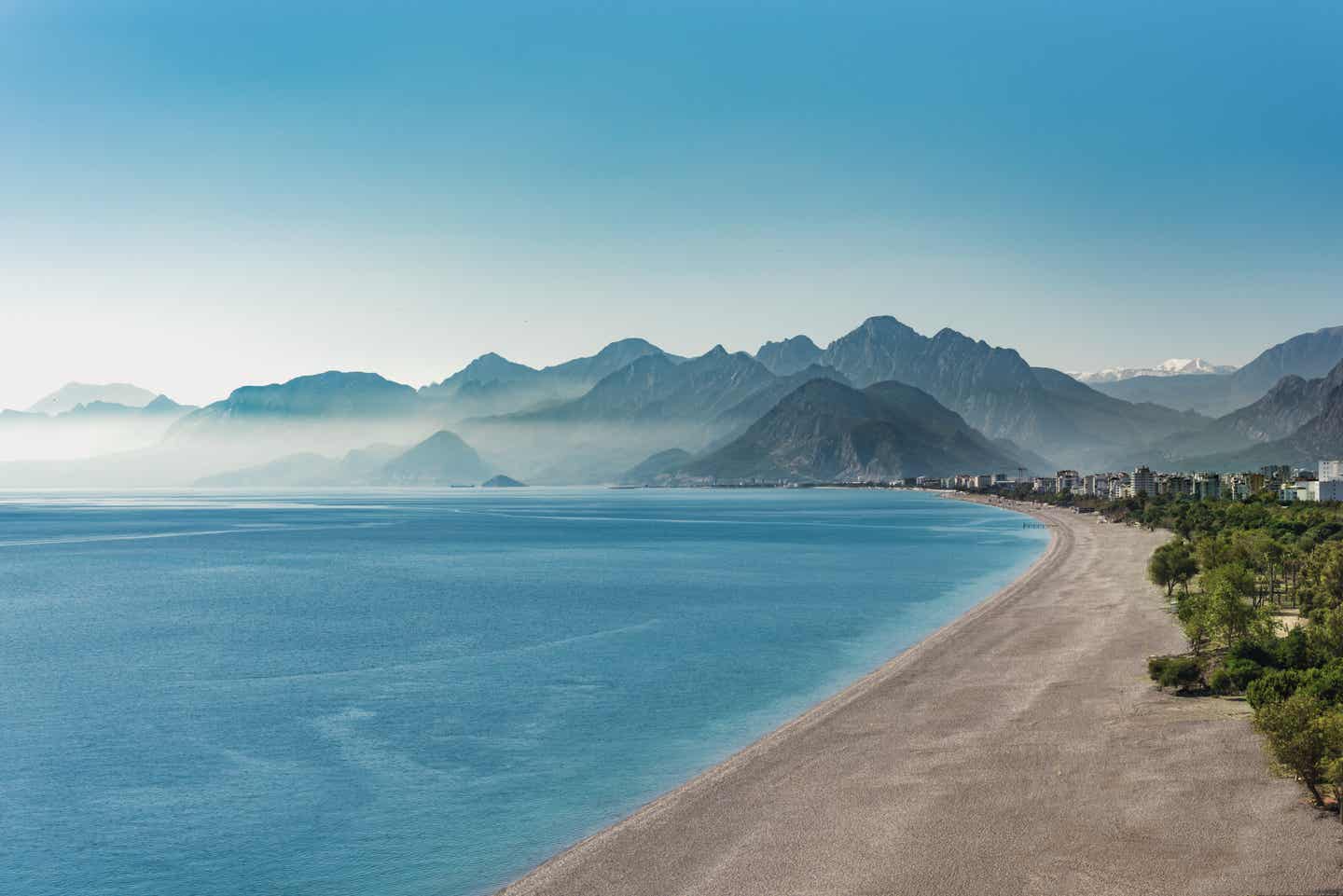 Der Konyaalti Beach an der Gebirgskette