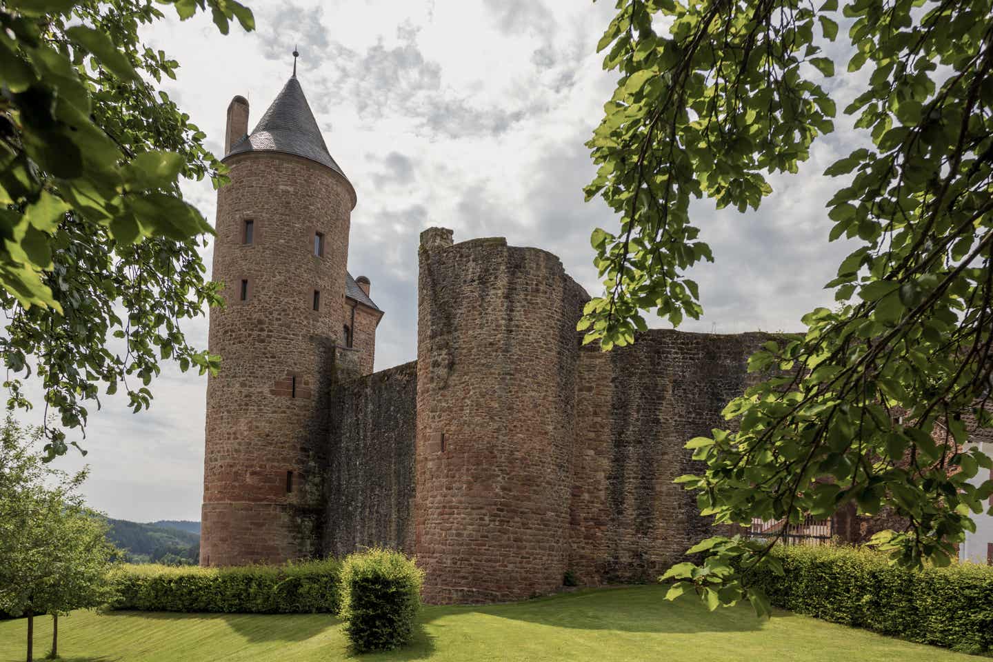 Eifel Urlaub mit DERTOUR. Bertradaburg bei Mürlenbach in der Eifel