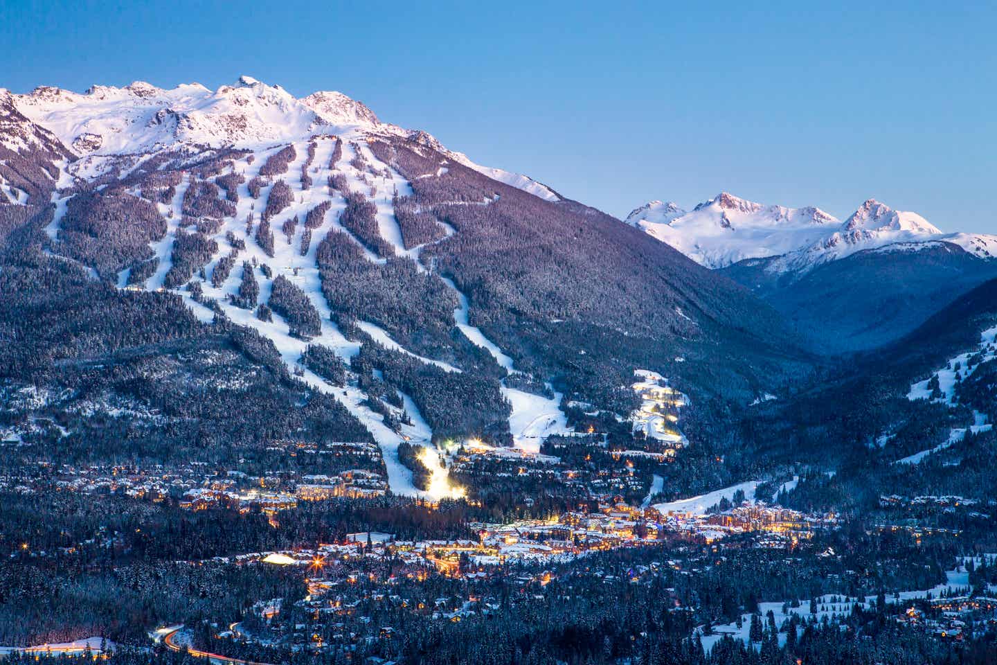 Das Whistler-Blackcom-Ski-Resort, eines der besten Skigebiete in Kanada, in der Dämmerung 