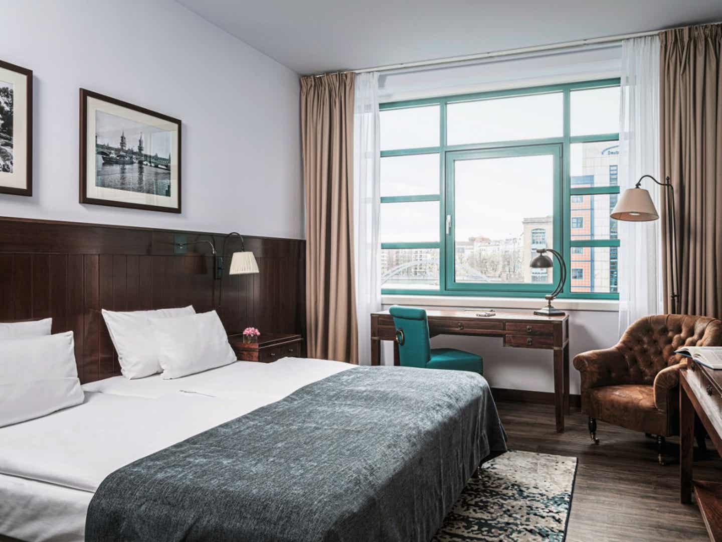Schönste Hotels Berlin: gemütliche Zimmer im Hotel AMERON Hotel ABION Spreebogen Waterside Blick in ein Zimmer des Hotel AMERON Hotel ABION Spreebogen Waterside in Berlin