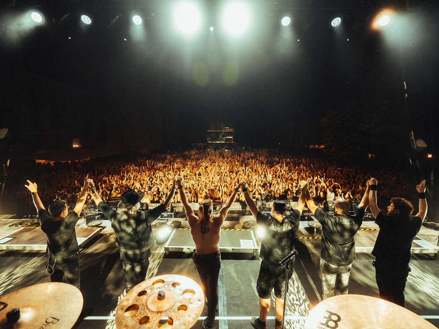 Saltatio Mortis bedanken sich bei ihren Fans nach einem Konzert in Ulm; im Hintergrund die euphorische Menge
