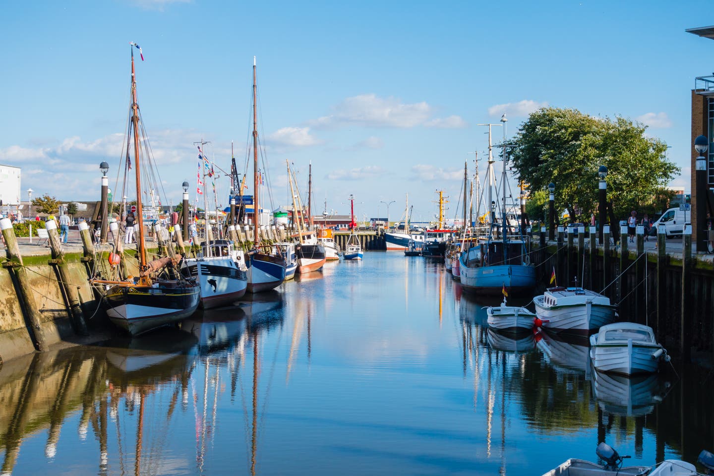 Hafenstraße mit blauem Himmel in Büsum an der Nordsee