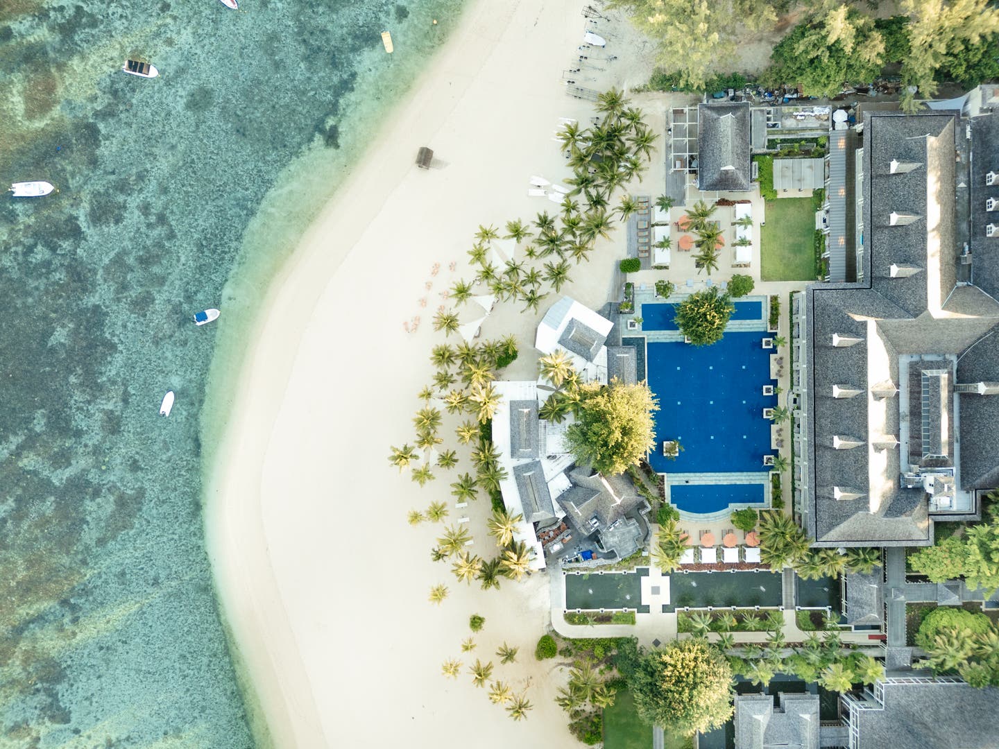 Top-shot einer Drohne mit Hotel, Pool und Strand
