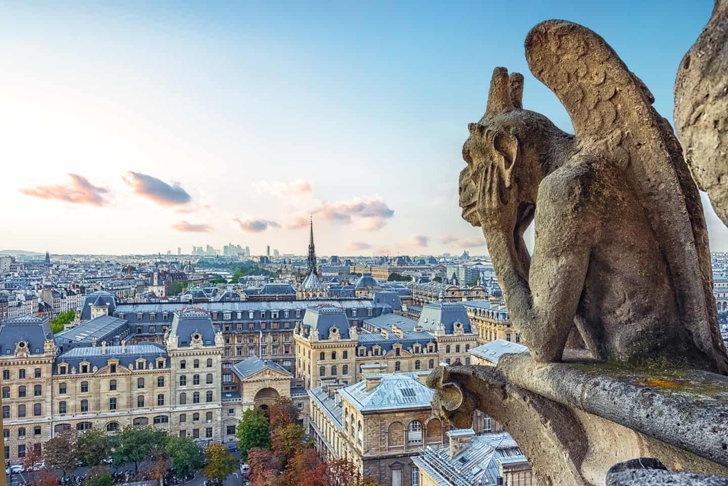 Figur von Notre Dame schaut über die Stadt von Paris