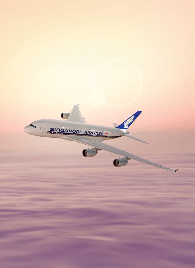 Von Frankfurt und München nach Down Under Singapur Airlines: Flugzeug in der Luft beim Sonnenuntergang mit lila Himmel