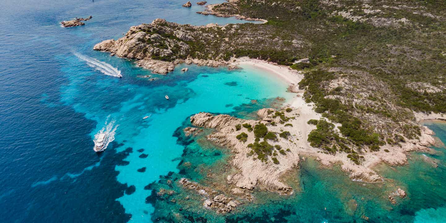 Ausblick auf die Spiaggia Rosa auf Sardinien, Italien