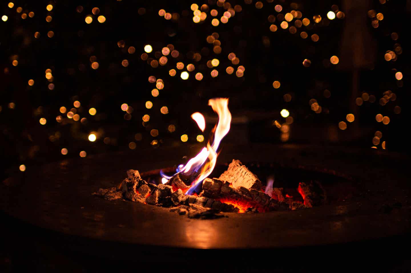 Feuer im Ofen einer Sauna in Südtirol