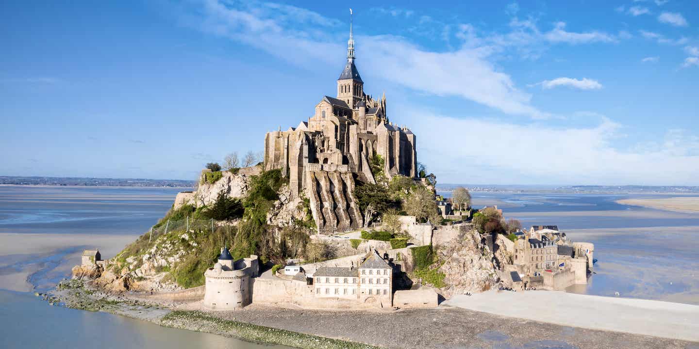 Blick auf Le Mont-Saint-Michel in der Normandie bei blauem Himmel