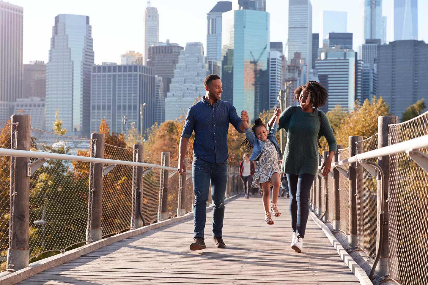 New York Urlaub: Familie auf einem Steg