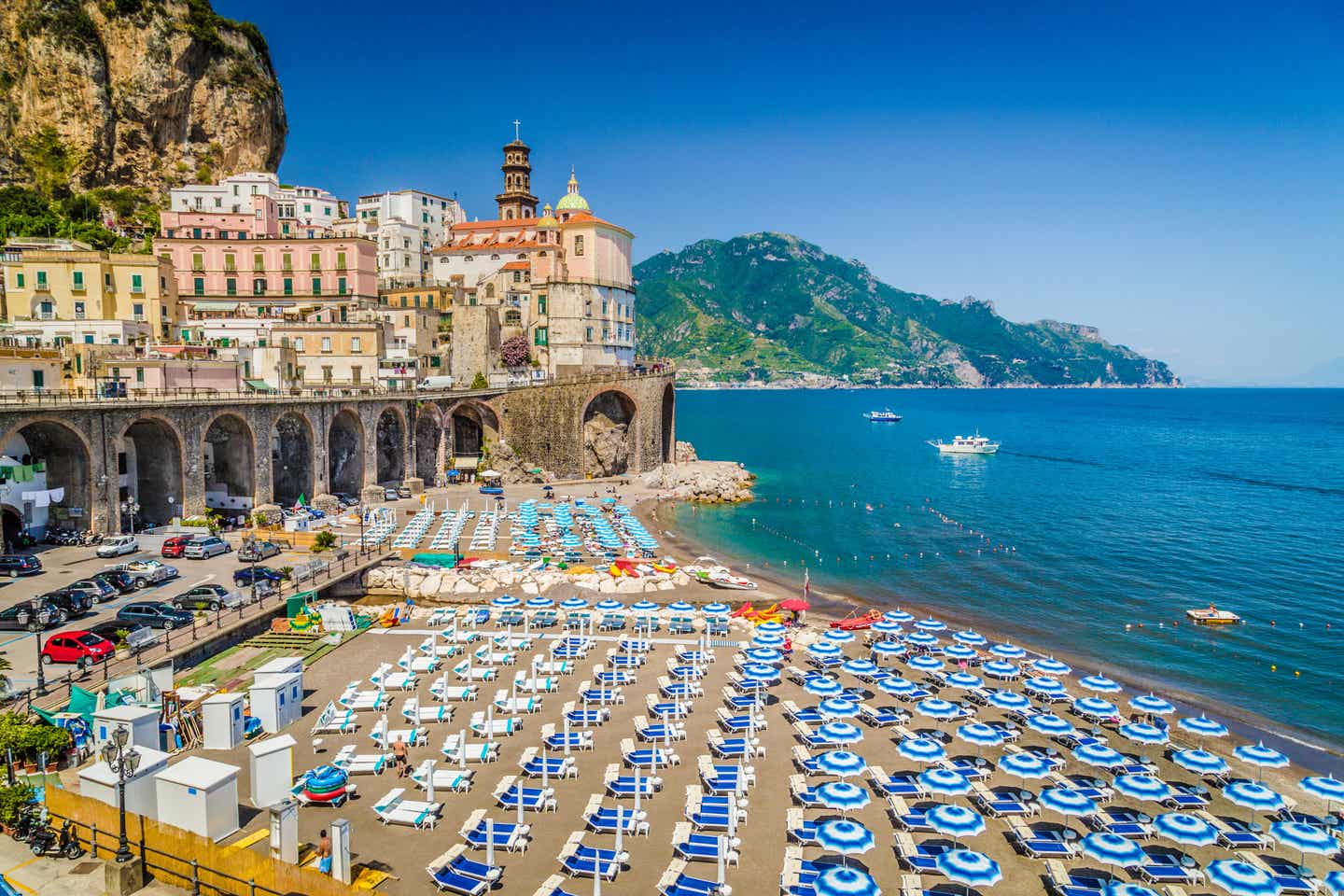 Urlaub an der Amalfiküste – Strand von Atrani