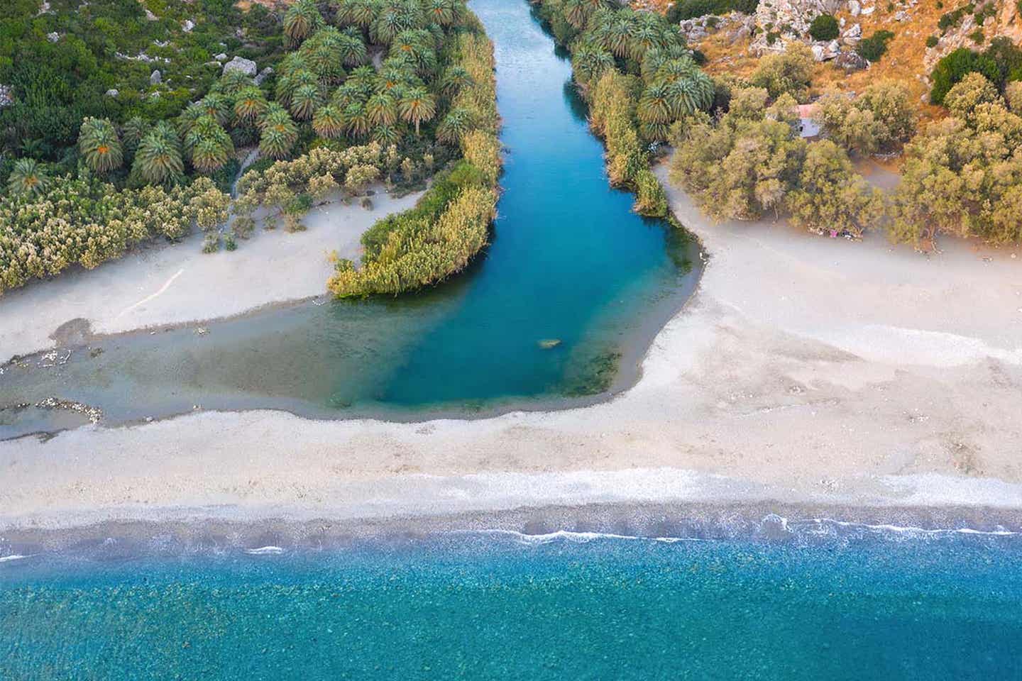 Palmenstrand von Preveli mit Bergen und Sandbucht auf Kreta