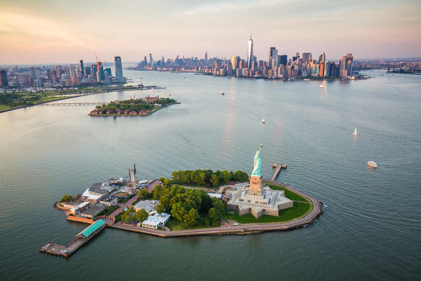 Die Freiheitsstatue in New York aus dem Helikopter