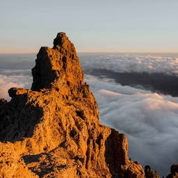 spanien-gran-canaria-monumento-natural-del-roque-nublo-morgen-landschaft-g-1090206846.jpg