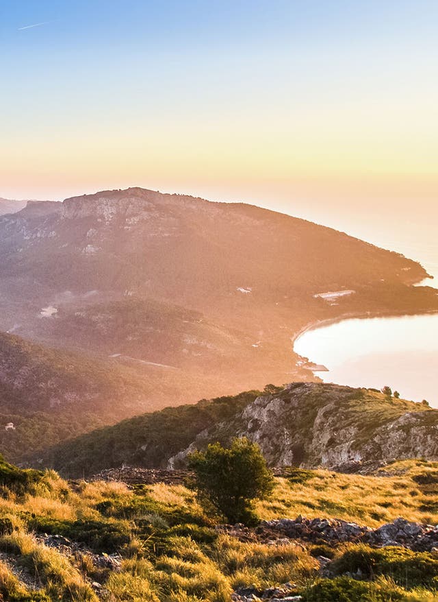 Cap Formentor Strand Panoramablick auf die Spitze von Cap Formentor mit Meer im Hintergund