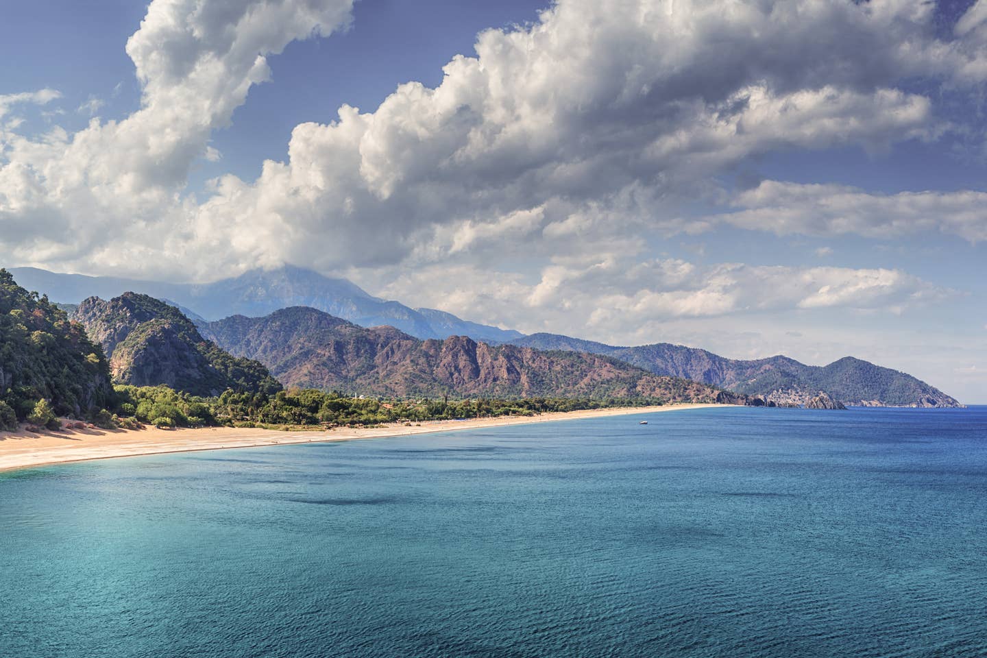 Blick auf den Olympos mit Strand und Meer im Vordergrund.