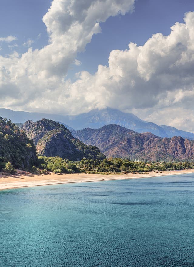 Langzeiturlaub Türkei Blick auf den Olympos mit Strand und Meer im Vordergrund.