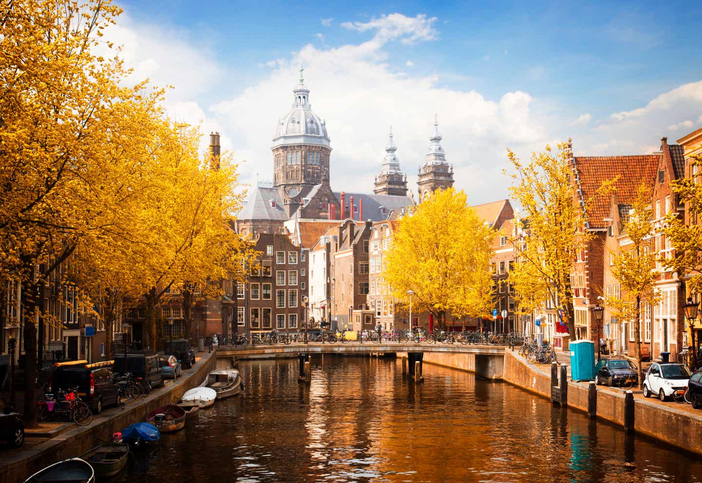 Reiseziele Oktober: St.-Nikolaus-Kirche am Altstadtkanal in Amsterdam