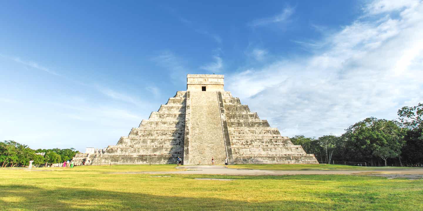Blick auf eins der 7 neuen Weltwunder – die große Pyramide von Chichén Itzá