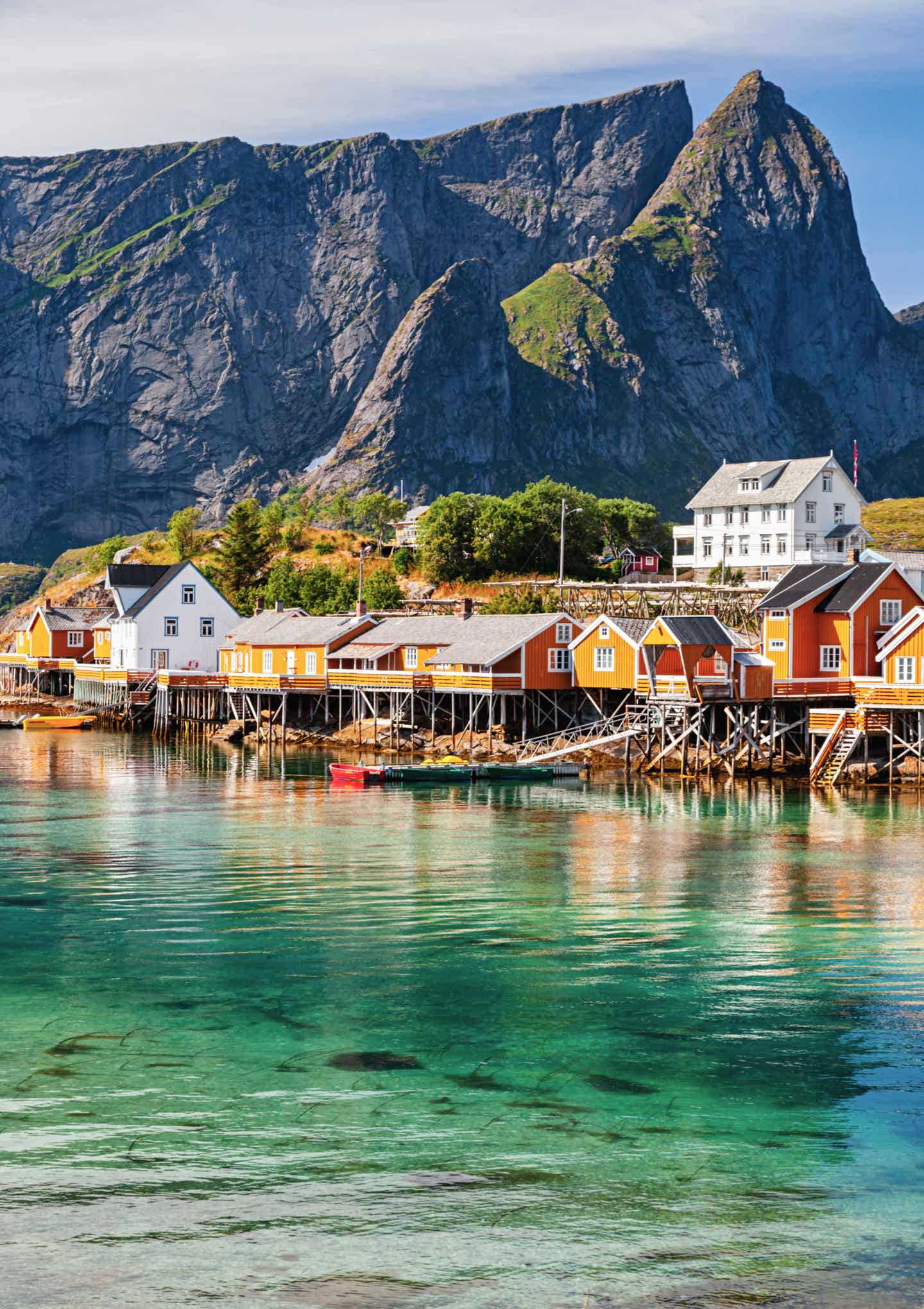 Blick auf Dorf in den Lofoten, See im Vordergrund, Berge im Hintergrund Blick auf Dorf in den Lofoten, See im Vordergrund, Berge im Hintergrund