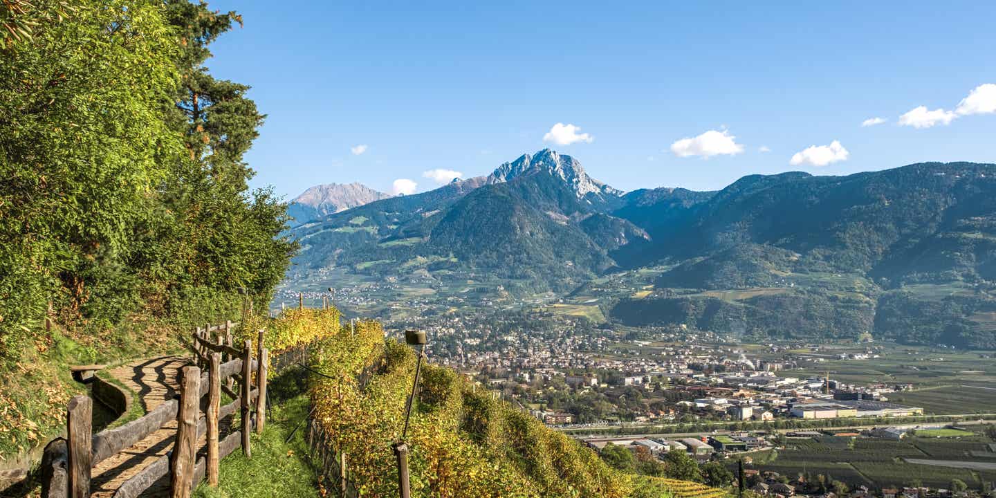 Wander auf dem Marlinger Waalweg mit wunderschönem Blick auf den Ort Meran in Südtirol
