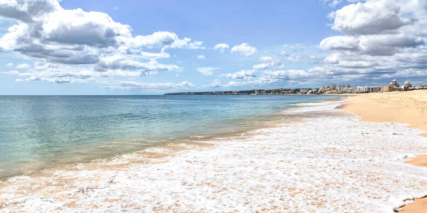 Breiter Sandstrand Meia Praia bei Lagos mit ruhigem Atlantik und langen Uferlinien an der Algarve