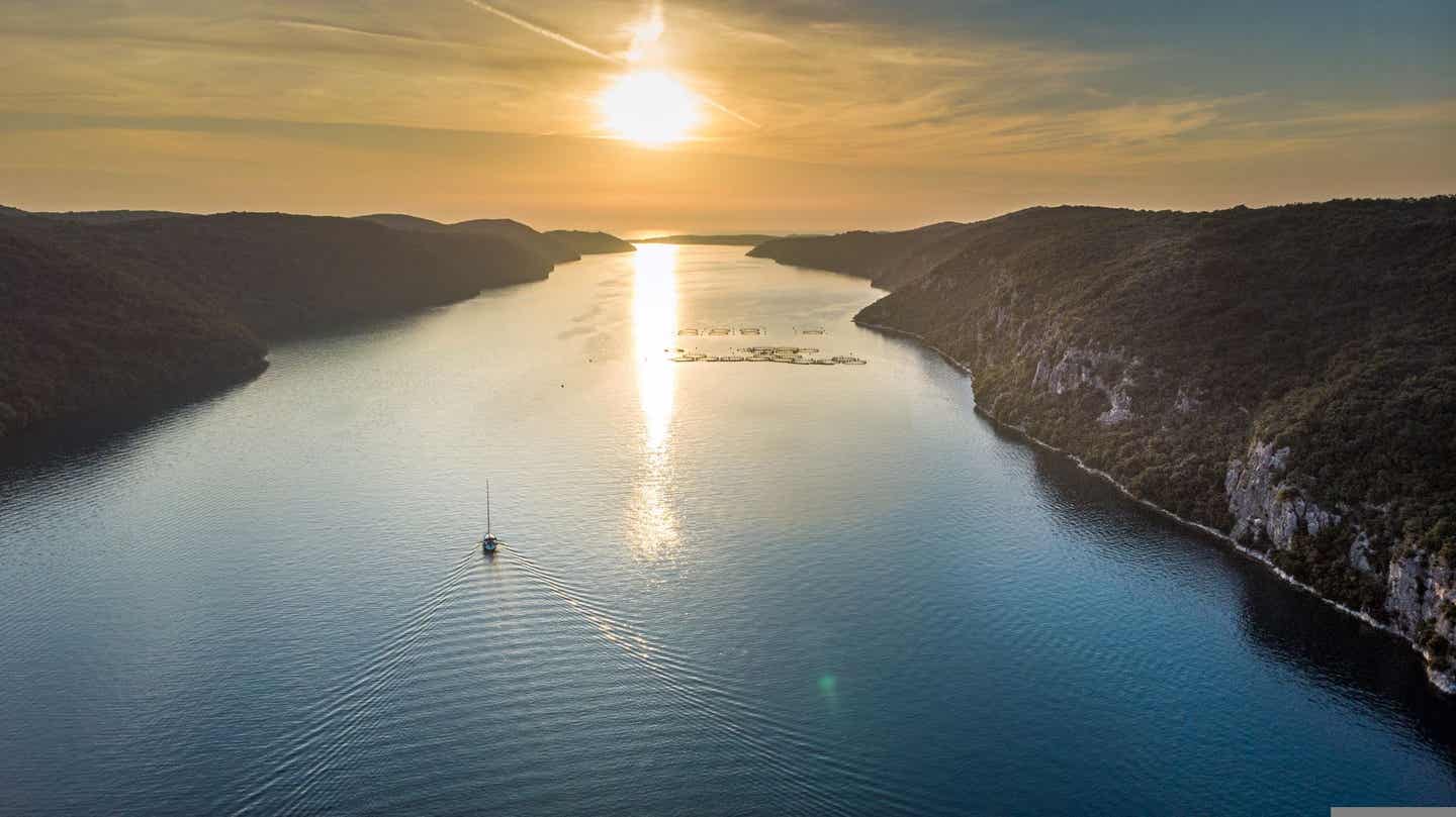 Boot im Sonnenuntergang auf Porec 