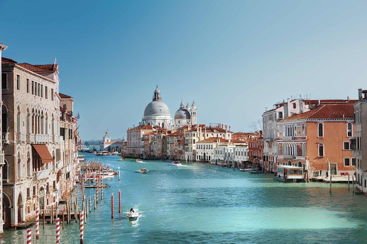 Italienische Adria Urlaub mit DERTOUR. Der Canal Grande in Venedig mit der Basilika Santa Maria della Salute im Hintergrund