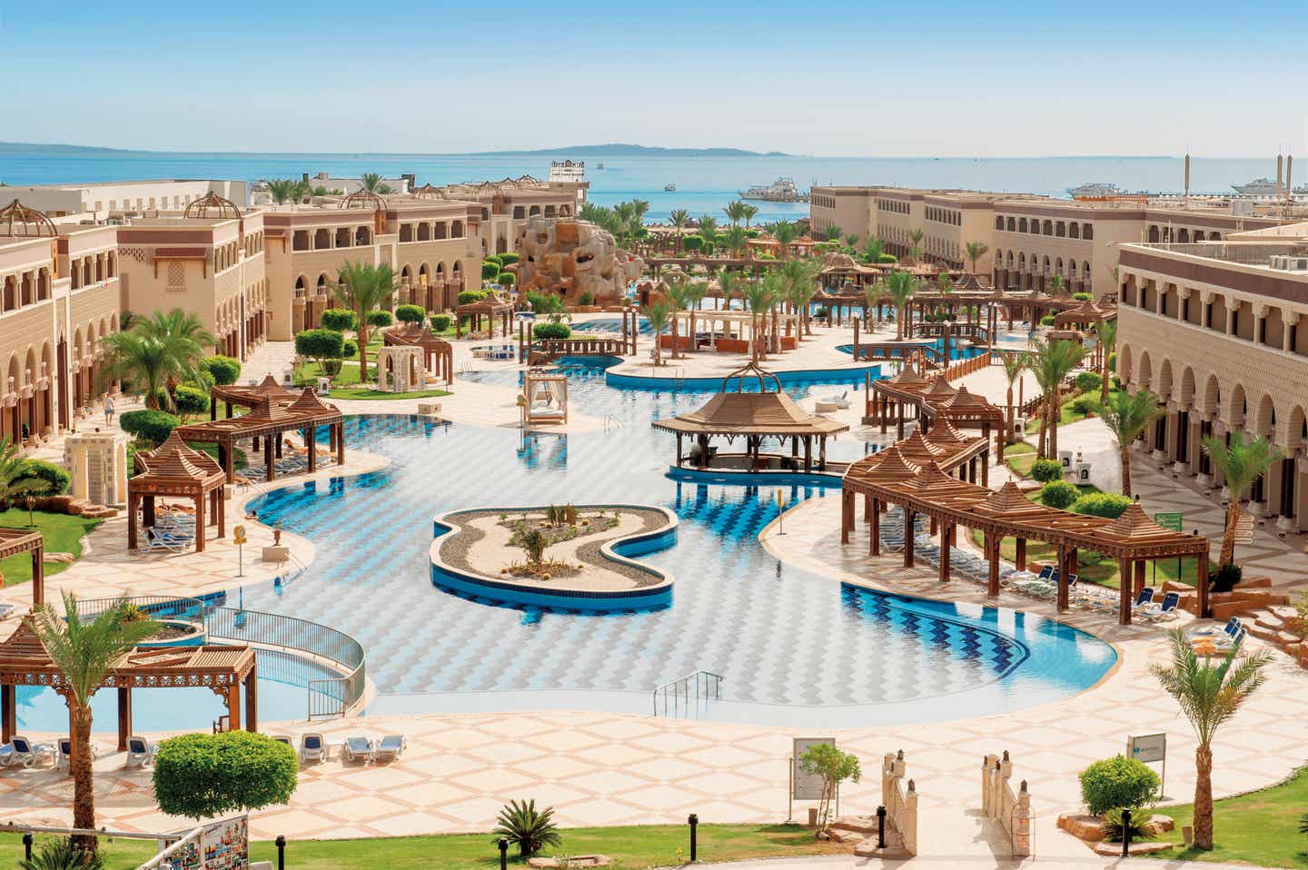 Das Sentido Malouk Palace Resort in Ägypten am Roten Meer mit großer Poollandschaft und orientalischer Architektur