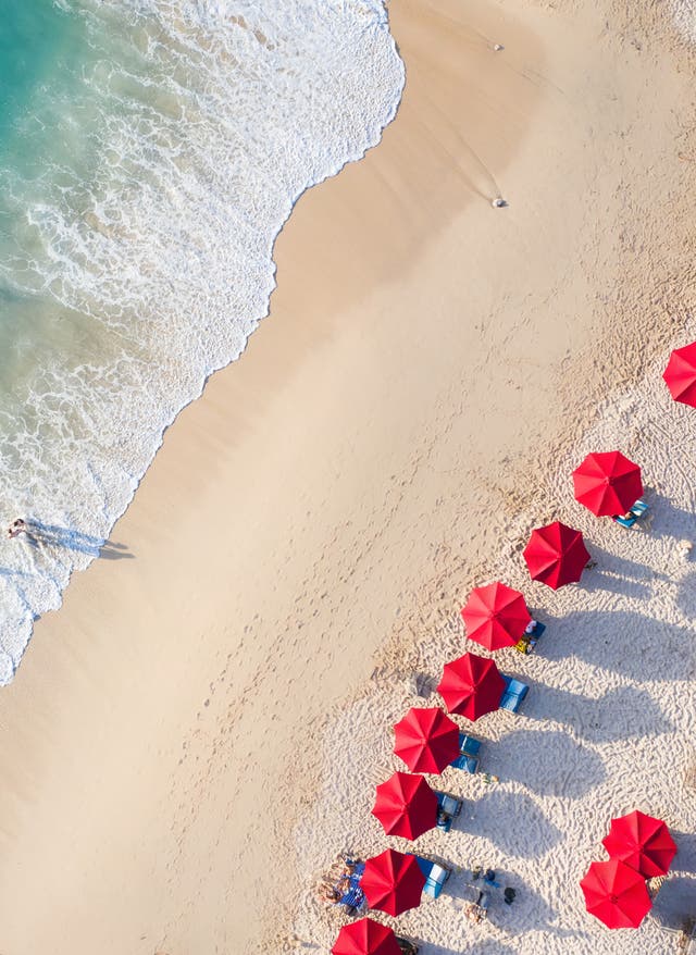 DEALS der Woche DEALS der Woche: Strand von oben mit roten Sonnenschirmen