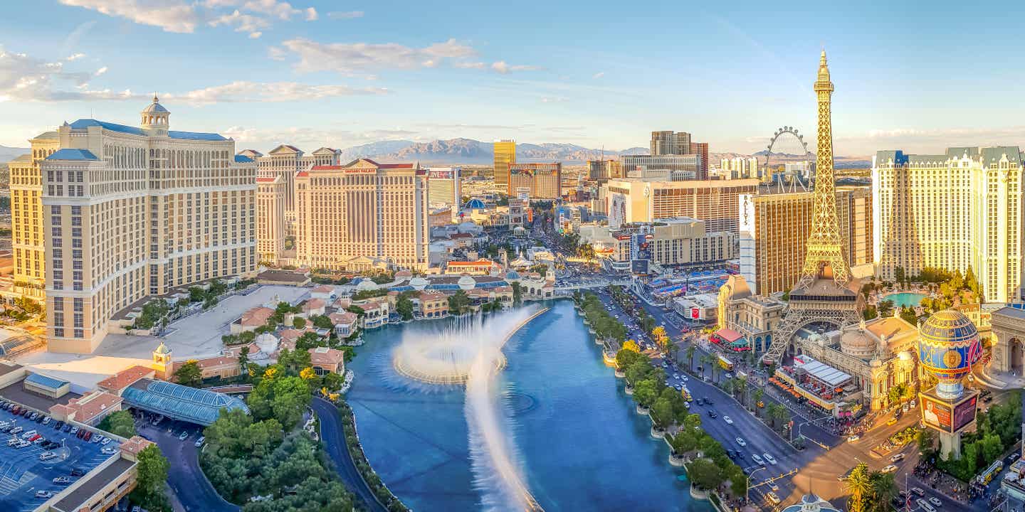 Vogelperspektive auf den Las Vegas Strip mit Bellagio-Fontänen und Skyline