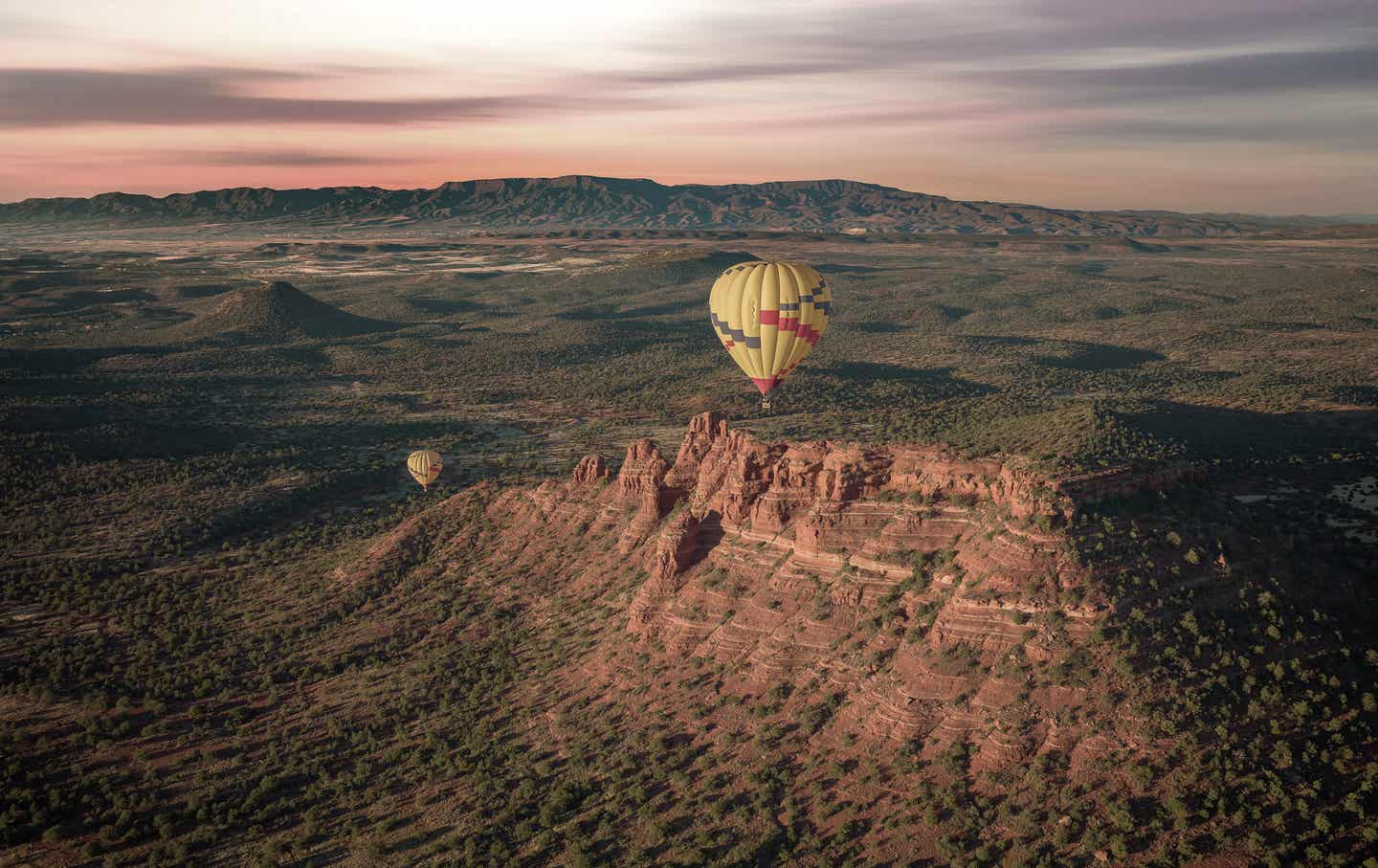 Arizona Urlaub mit DERTOUR. Zwei Heißluftballons fahren über Sedona, Arizona