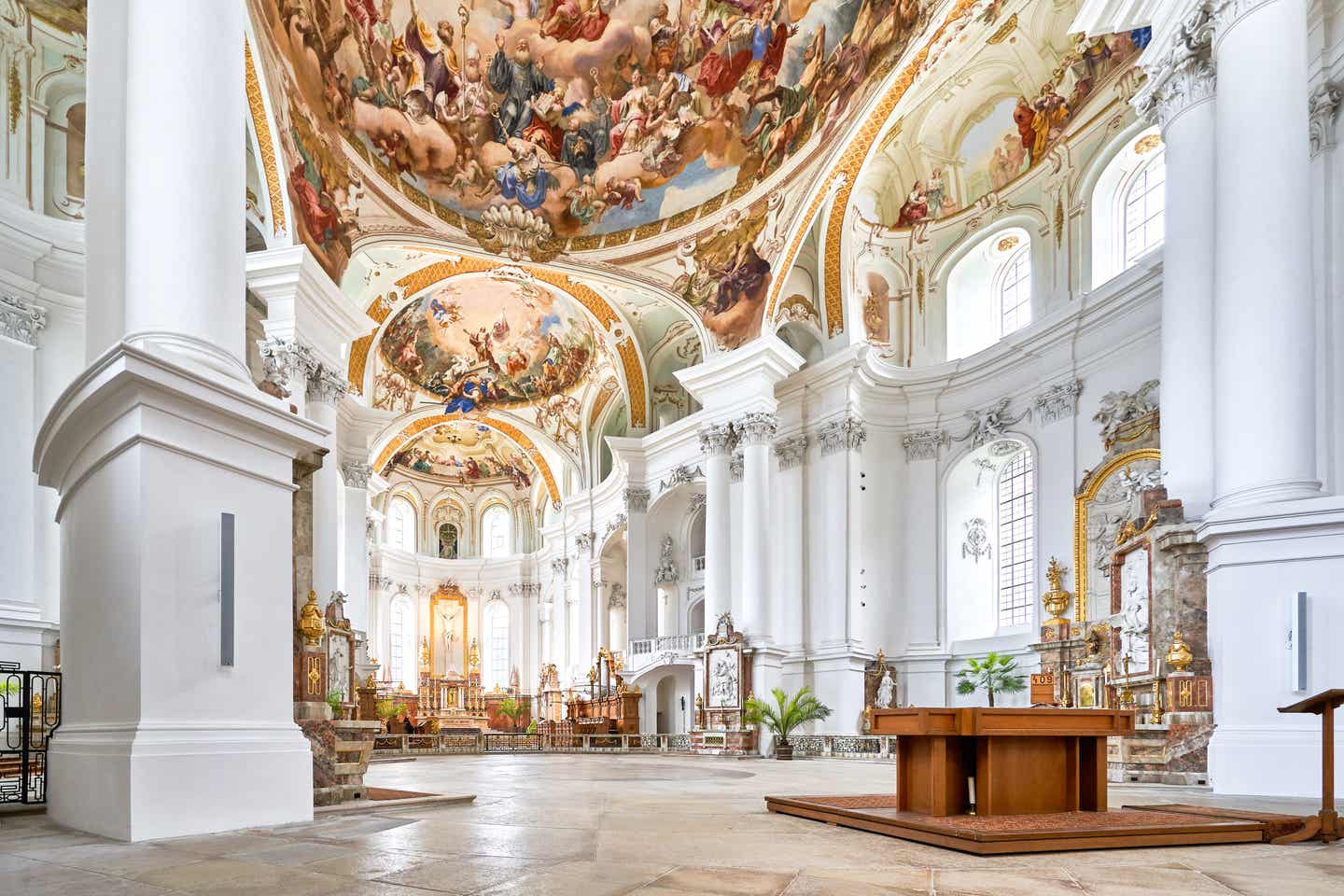 Sehenswürdigkeiten am Bodensee: Innenraum der berühmten Birnau-Basilika