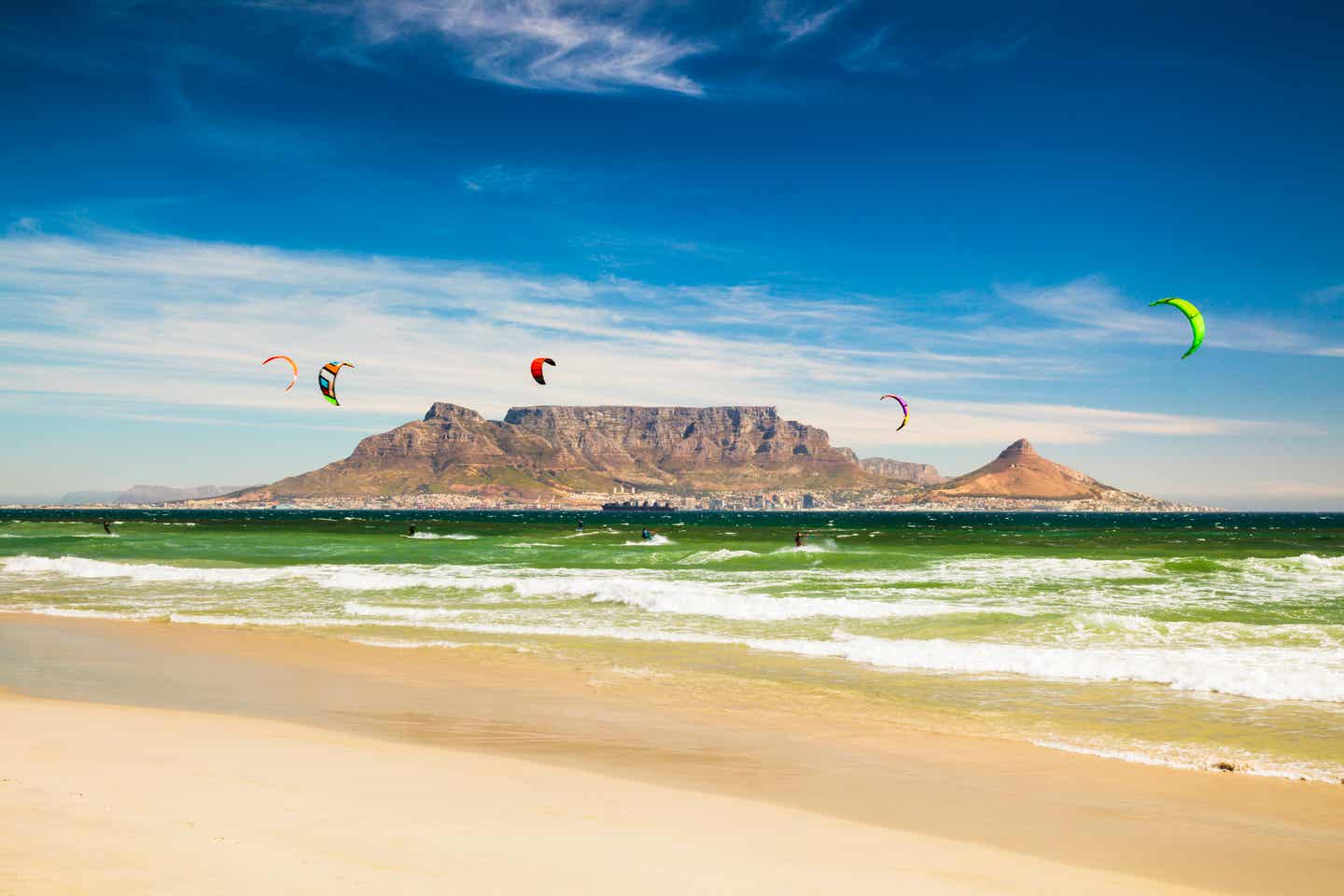 Beste Reisezeit Südafrika: Kitesurfen vor dem Tafelberg