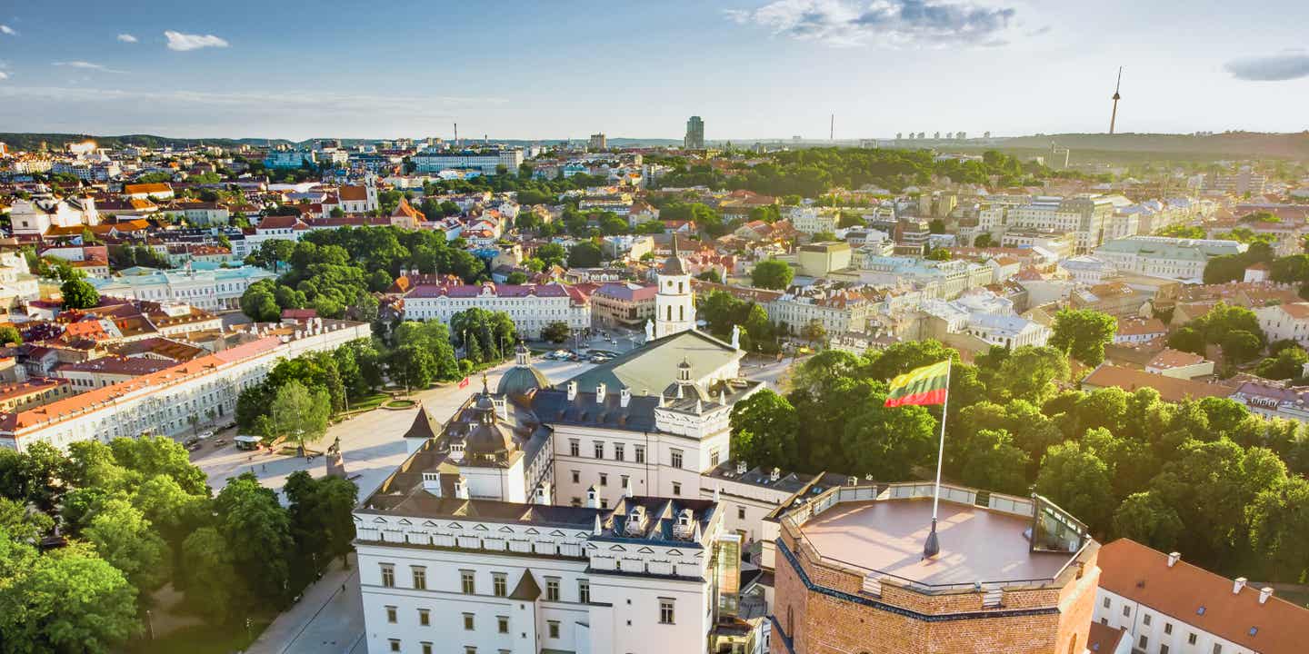 Blick von oben auf die Altstadt von Vilnius mit Schloß, Kathedrale und Wehrturm 