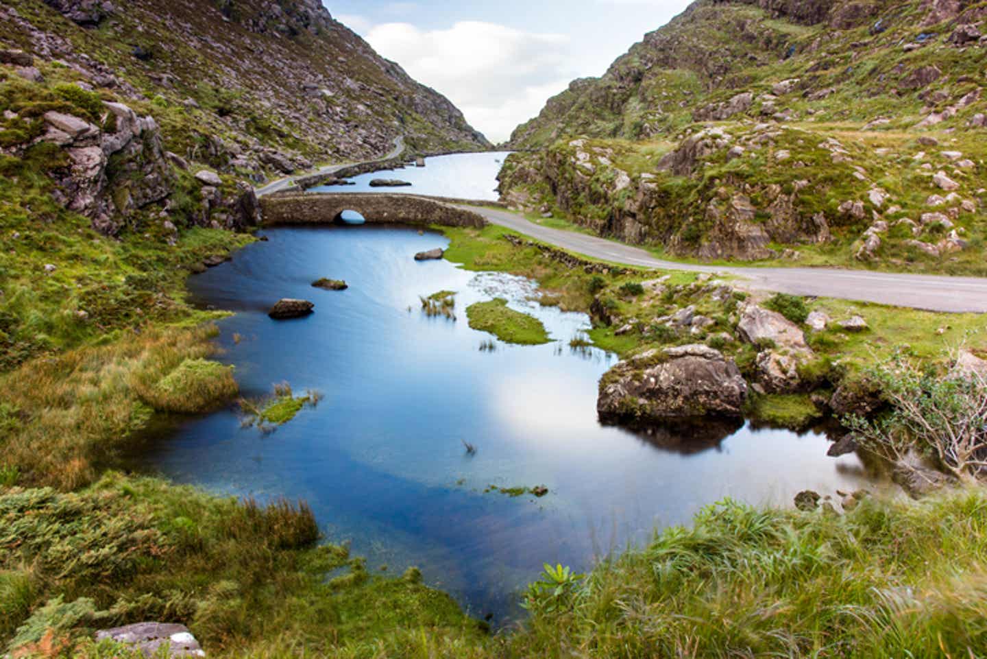 Busrundreise Irland: See vor Bergkulisse am Irland Kerry Gap of Dunloe in Irland