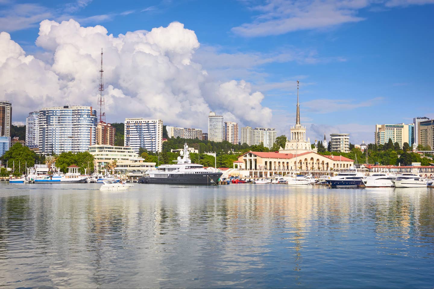 Rückblick Sochi. Olympische Winterspiele 2014. Der Hafen von Sochi in der Totale.