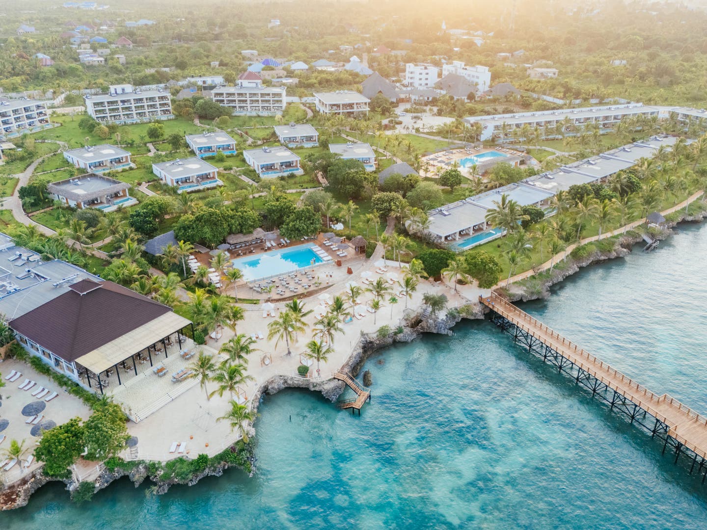 Außenansicht des Aldiana Clubs Zanzibar mit Pool und Unterkünften
