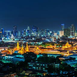 thailand-bangkok-wat-phra-keo-tempel-vor-skyline-g-487443908.jpg