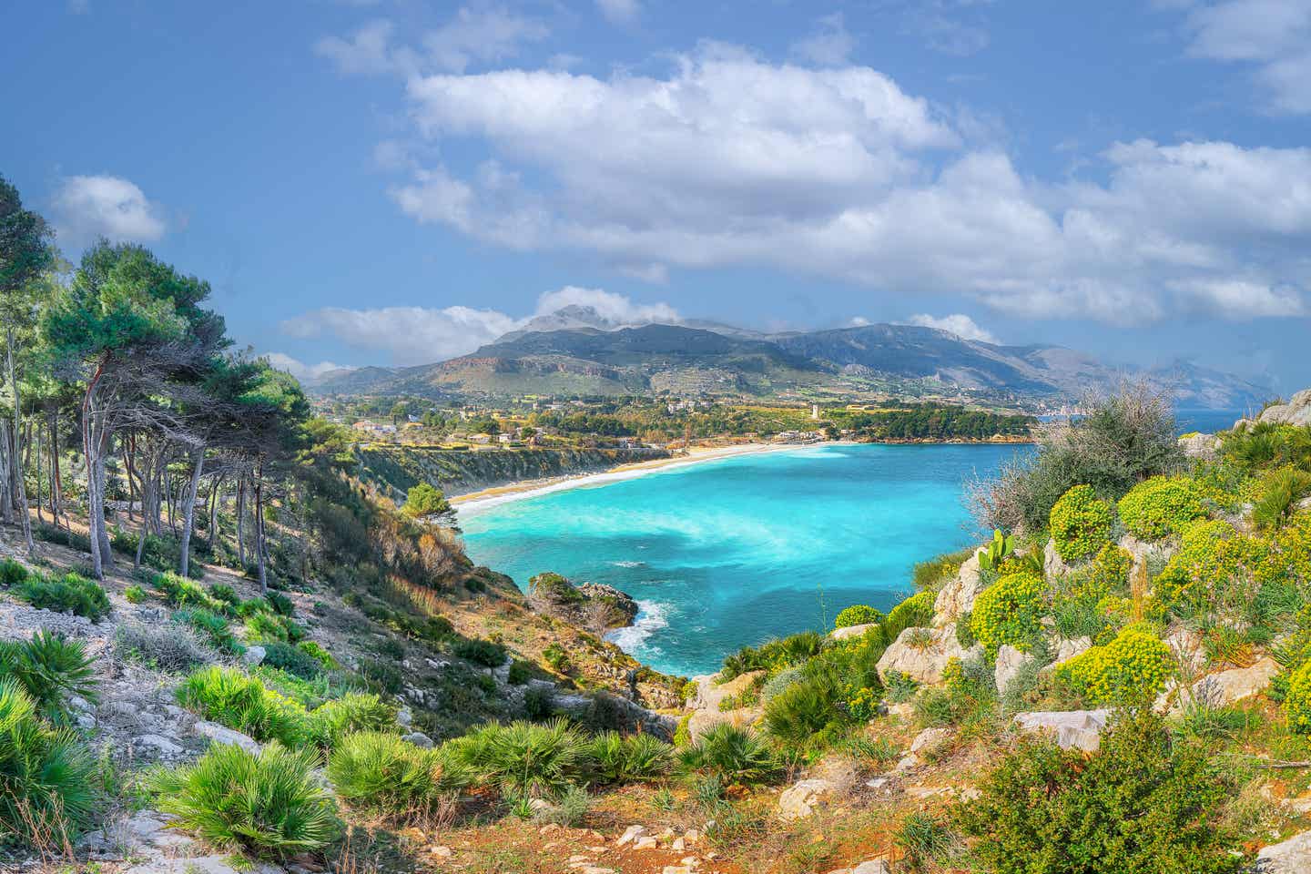 Sizilien Urlaub: Blick aus einer Bergschneise auf den Guidaloca Beach bei Castellammare del Golfo in der sizilianischen Provinz Trapani