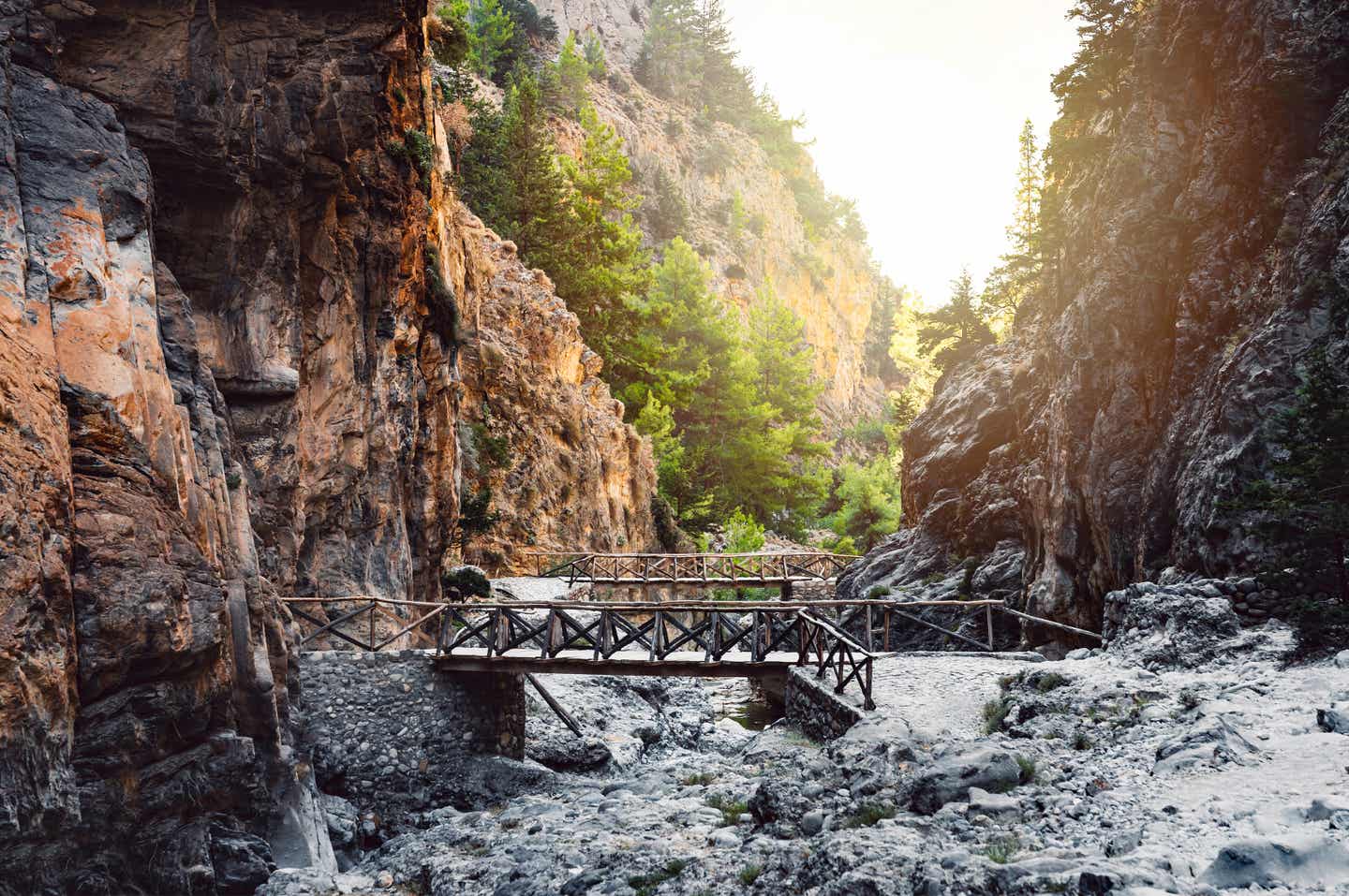 Schönste Schluchten Kreta: Brücken über wildem Flussverlauf