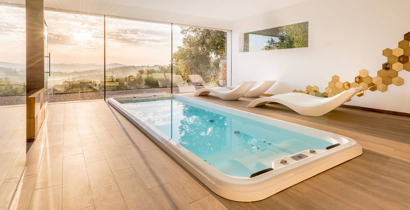 Wellnessurlaub Deutschland. Spalandschaft am Pool mit Ausblick nach draußen