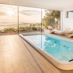 deutschland-urlaub-wellness-wellnessbereich-mit-whirlpool-und-sauna-g-962109046.jpg