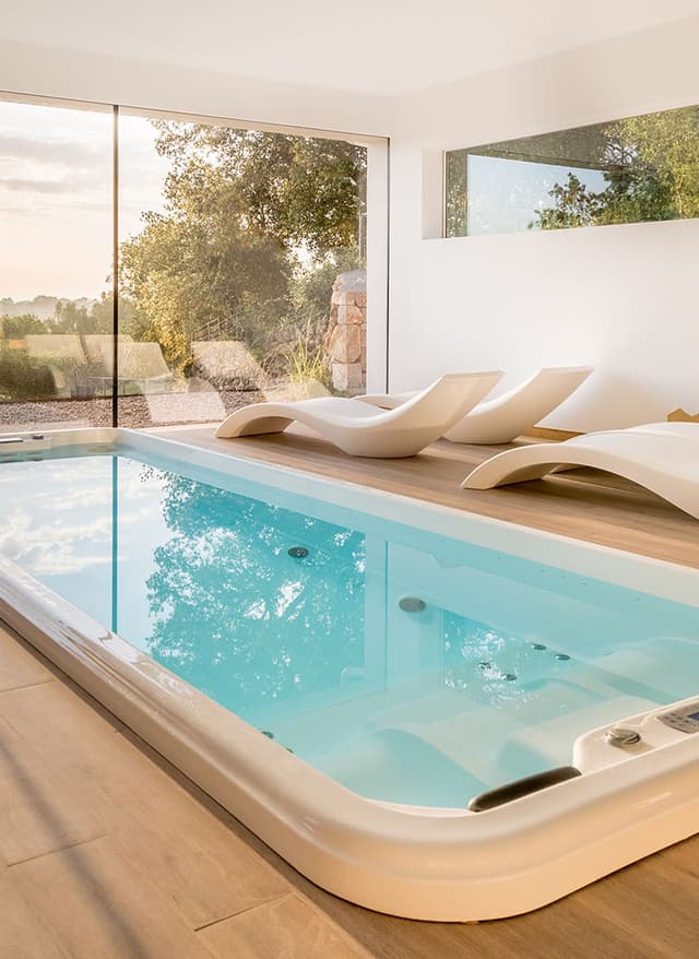 Wellnessurlaub in Deutschland Wellnessurlaub Deutschland. Spalandschaft am Pool mit Ausblick nach draußen