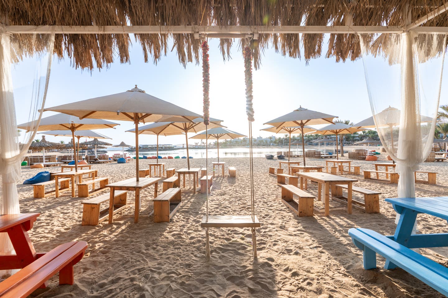 Lounge am Strand des Hotels