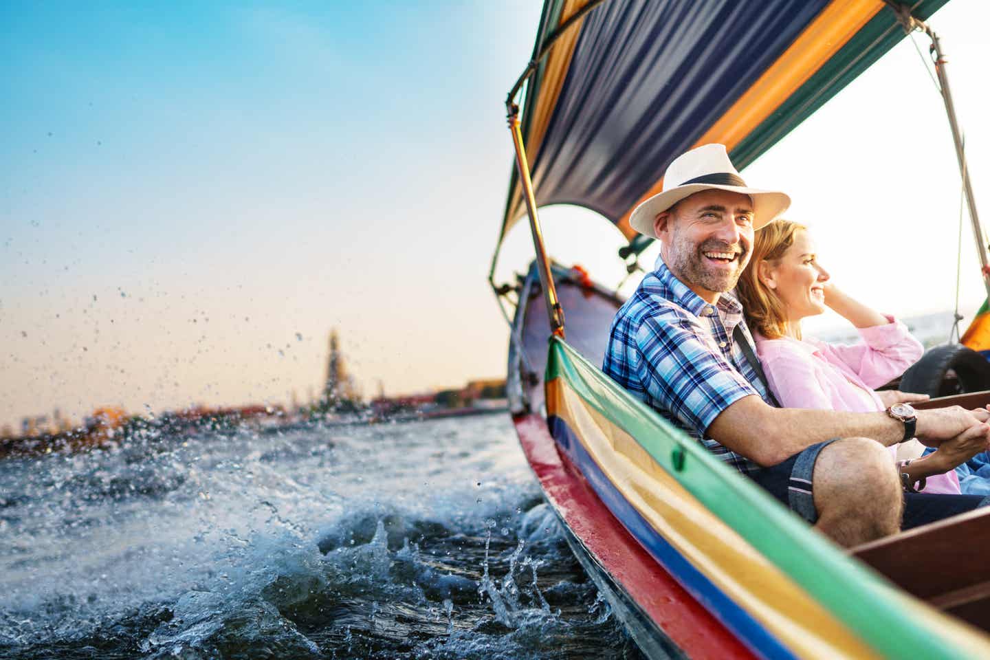 Zu zweit durch Thailand reisen - Pärchen in einem Boot