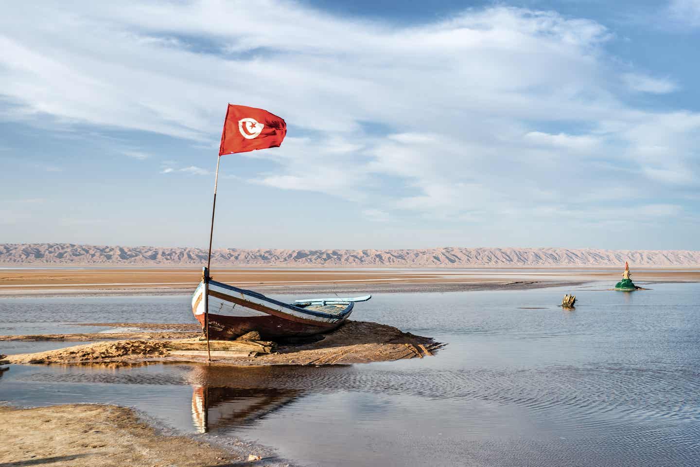 Boot am Chott el Djerid, einem trockenen See in Tunesien 