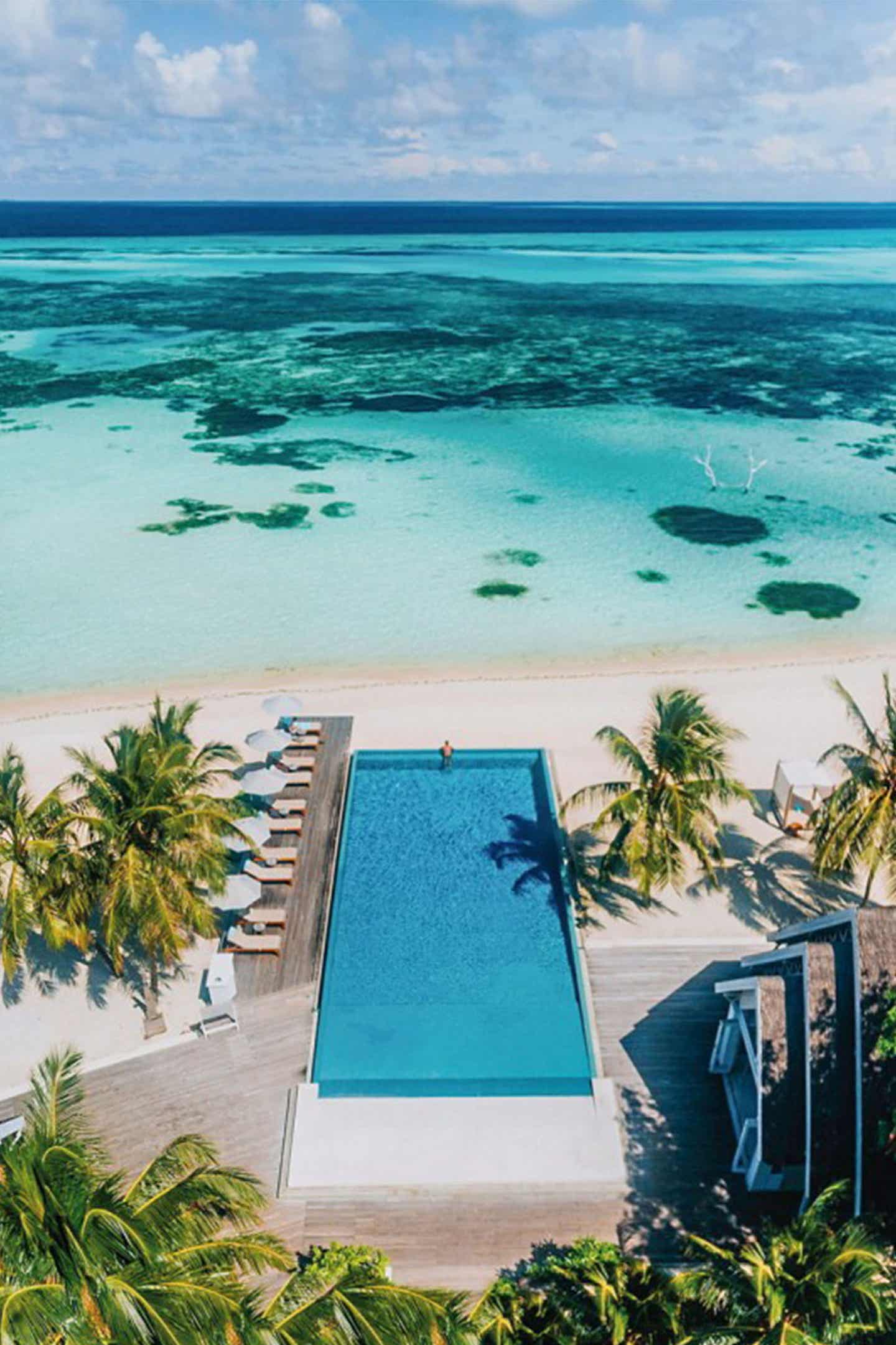 Luftansicht der Poollandschaft auf den Malediven